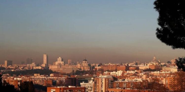 La contaminación del aire en Madrid se reduce pero supera los nuevos límites establecidos por la UE para 2030