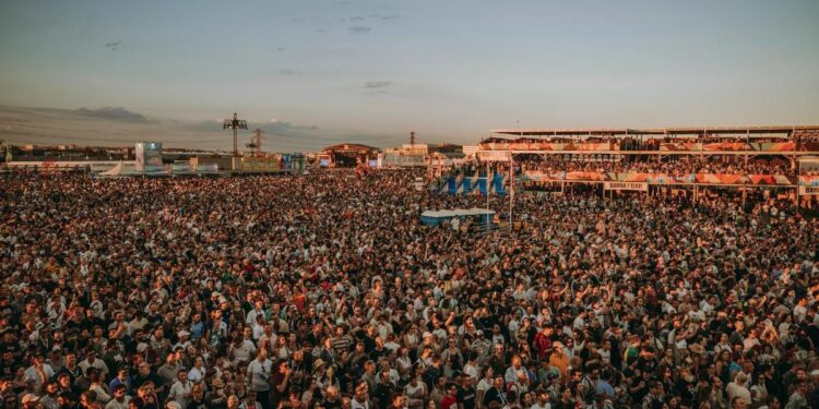 Mad Cool calienta motores con fiesta previa y acciones culturales en Villaverde para sortear el frío verano de algunos festivales madrileños