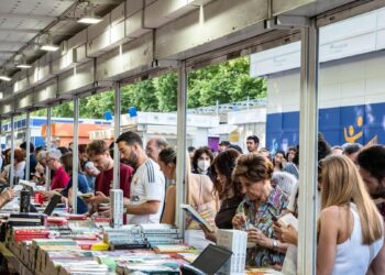 Mucho calor, más de 6.000 firmas entre las que elegir y un arranque de la mano de Vivian Gornick y Javier Ambrossi: la Feria del Libro llena de literatura el Retiro