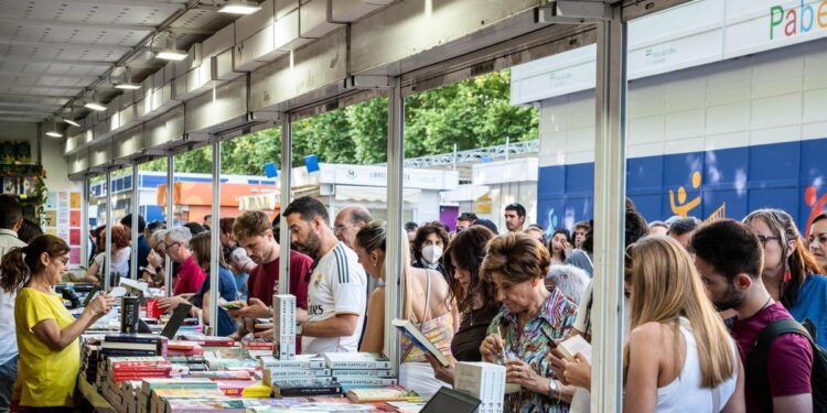 Mucho calor, más de 6.000 firmas entre las que elegir y un arranque de la mano de Vivian Gornick y Javier Ambrossi: la Feria del Libro llena de literatura el Retiro