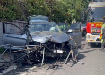 Un coche pierde el control y arranca 10 metros de valla en Cardenal Herrera Oria, Fuencarral