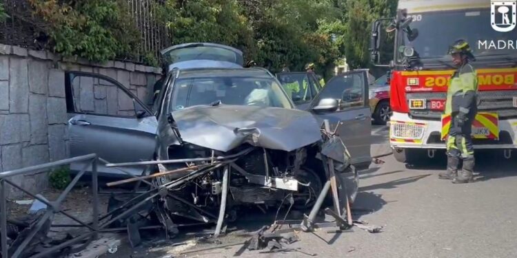 Un coche pierde el control y arranca 10 metros de valla en Cardenal Herrera Oria, Fuencarral