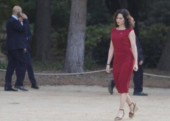 Ayuso justifica su salida de la Conferencia de Presidentes: ‘La maniobra del pinganillo humilla a las lenguas regionales’