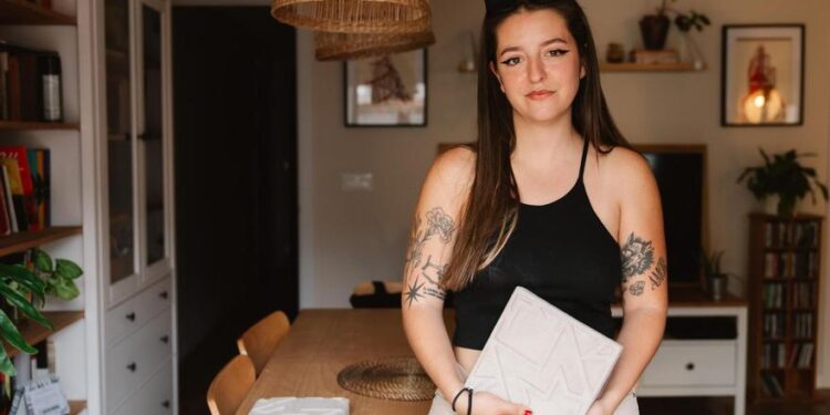 La estudiante que quiere rediseñar Madrid con sus adoquines virales: ‘Hice 30 y me han escrito 400 personas pidiéndomelos’