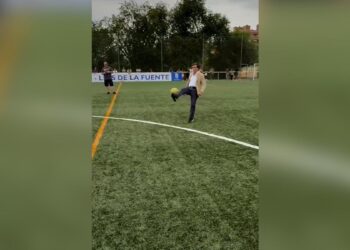 Almeida bromea con sus dotes para jugar al fútbol
