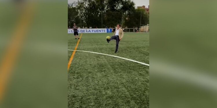 Almeida bromea con sus dotes para jugar al fútbol