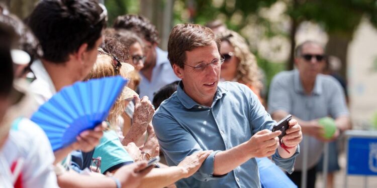 Almeida asegura que va a clausurar el hostal de Guindalera ‘si no tiene un uso turístico’