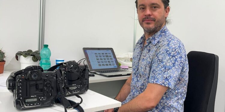 Gustavo Valiente, fotógrafo de la Feria del Libro de Madrid: ‘Un evento así para un fotógrafo es una maravilla y una pesadilla a la vez’