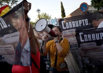 Vox y grupos de ultraderecha protestan contra Sánchez en las inmediaciones de la Moncloa