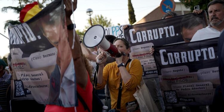 Vox y grupos de ultraderecha protestan contra Sánchez en las inmediaciones de la Moncloa