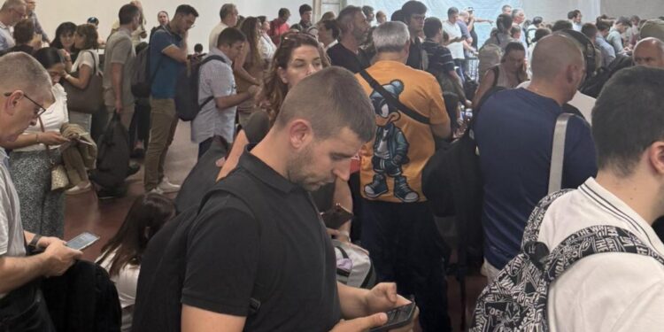 El caos en Chamartín obliga a la policía a escoltar a los pasajeros para que pueden subir a su tren