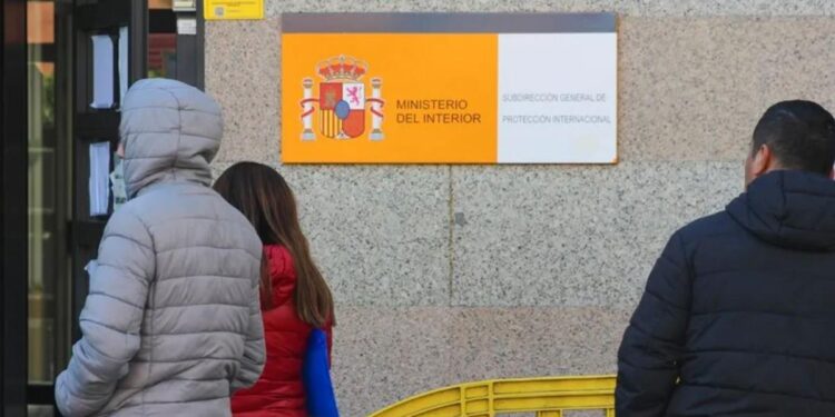 Las Oficinas de Extranjería van a la huelga este lunes tras la avalancha de citas por el cambio de normativa: ‘El tiempo de espera en Madrid es de 74 días’