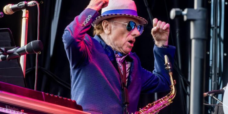 A Van Morrison se le perdona todo: maleducado, pero implacable en las Noches del Botánico
