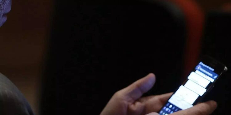 Dar demasiadas vueltas a los mismos pensamientos negativos por Whatsapp intensifica el malestar de mujeres y jóvenes