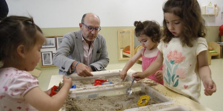 La nueva ayuda para niños nacidos o adoptados en Madrid desde el 1 de junio