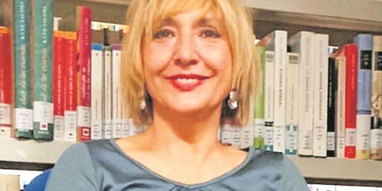Carmen Guzmán, exbibliotecaria del Hospital Clínico San Carlos de Madrid: ‘Los libros son un consuelo cuando estás encerrado entre cuatro paredes’
