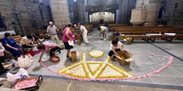 El Corpus más florido de un pueblo de Zamora con su espectacular alfombra de rosas