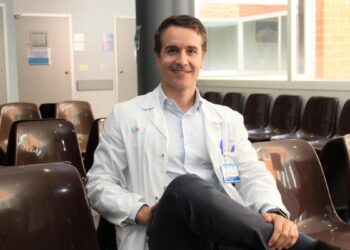 El mejor oftalmólogo joven de América, España y Portugal pasa consulta en el Clínico: ‘El estrés laboral y familiar también daña la vista’