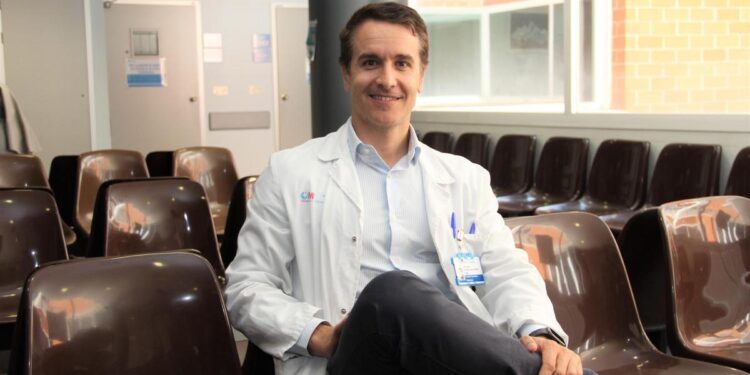 El mejor oftalmólogo joven de América, España y Portugal pasa consulta en el Clínico: ‘El estrés laboral y familiar también daña la vista’