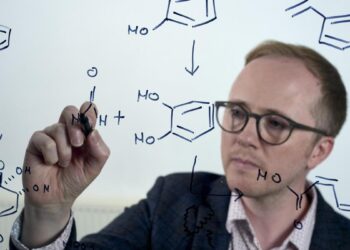 Alquimia microbiana: es posible convertir las botellas de plástico en un analgésico esencial