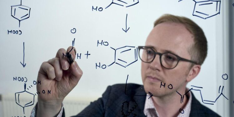 Alquimia microbiana: es posible convertir las botellas de plástico en un analgésico esencial