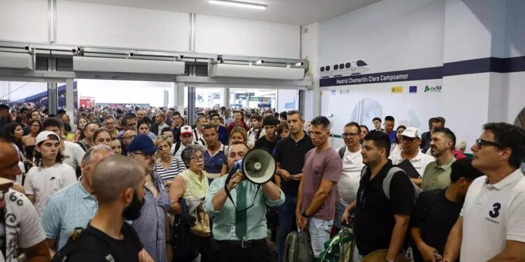 Un descarrilamiento en Chamartín provoca otro caos en la alta velocidad entre Madrid y la Comunidad Valenciana y Murcia: 34.000 afectados