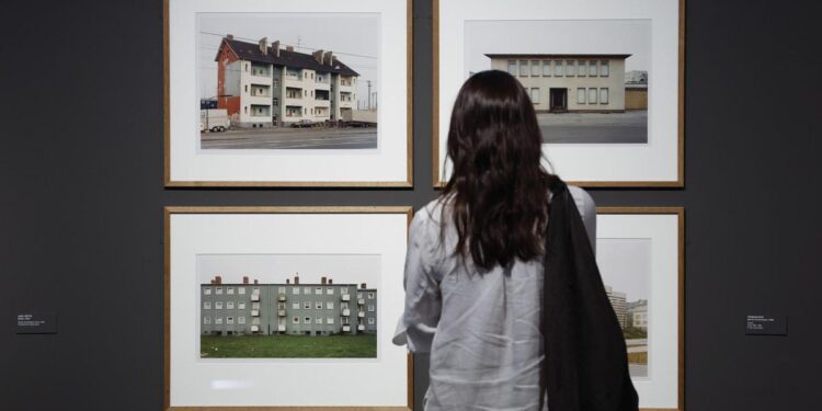 Un siglo de historia a través de la arquitectura: la fotografía de la Colección Helga de Alvear llega a Serrería Belga
