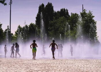 Madrid combate la ola de calor con la reapertura de su playa urbana y nuevos puntos de nebulización