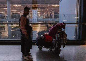 Una noche en el parking donde los sintecho del Aeropuerto de Barajas se refugian tras el cerrojazo de Aena: ‘En la calle nos violan y nos roban, no se lo deseo ni a mi peor enemigo’