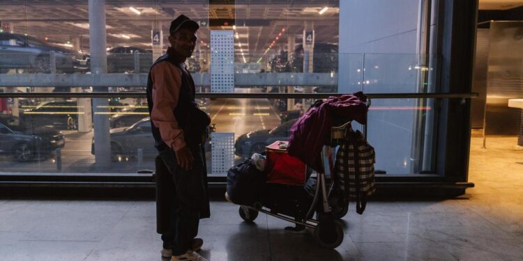 Una noche en el parking donde los sintecho del Aeropuerto de Barajas se refugian tras el cerrojazo de Aena: ‘En la calle nos violan y nos roban, no se lo deseo ni a mi peor enemigo’