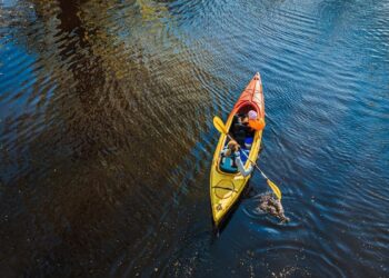 Esta es una de las mejores rutas cerca de Pozuelo de Alarcón para practicar kayak entre acantilados