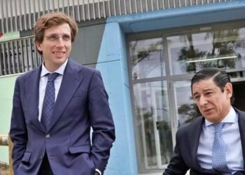 Almeida corrige al presidente del Pleno y permite a Más Madrid y PSOE exhibir la bandera LGTBI en sus sedes