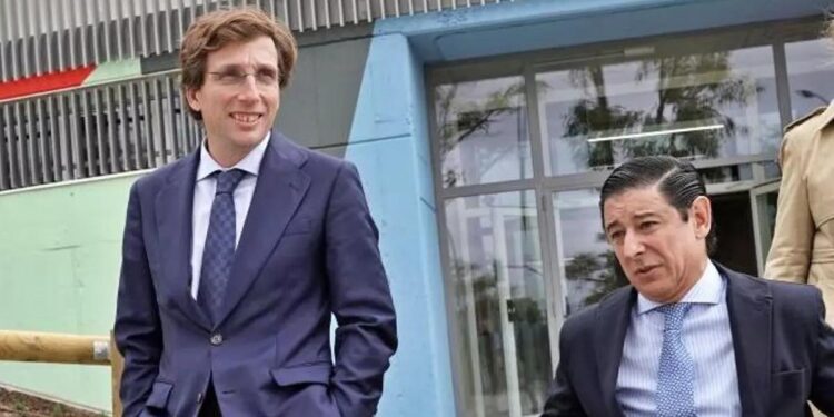 Almeida corrige al presidente del Pleno y permite a Más Madrid y PSOE exhibir la bandera LGTBI en sus sedes