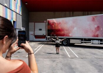 El pequeño museo que se oculta en 40 camiones de una empresa de transporte: ‘No sabemos por dónde pasarán ni quién los verá’