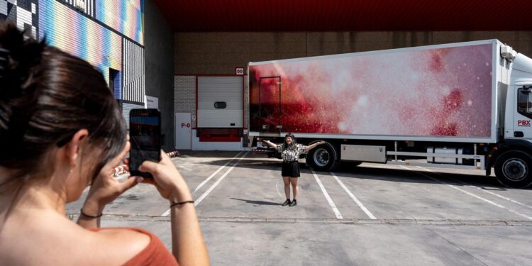 El pequeño museo que se oculta en 40 camiones de una empresa de transporte: ‘No sabemos por dónde pasarán ni quién los verá’
