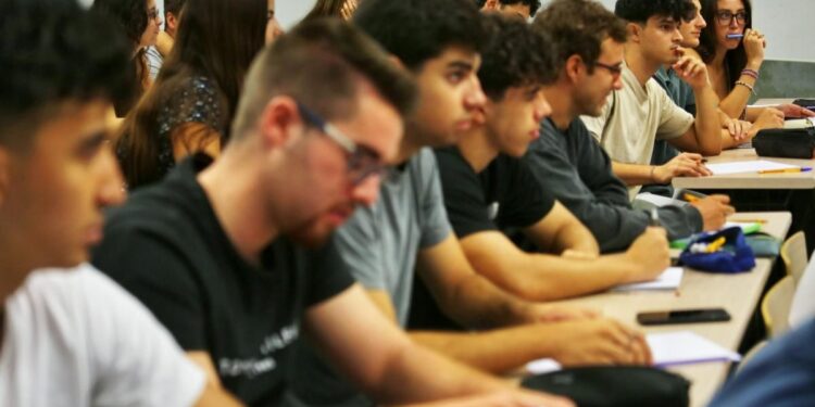 Nueva convocatoria de becas en Madrid: hasta 2.800 euros para jóvenes madrileños que abandonaron sus estudios