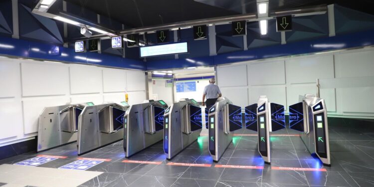 Madrid ya tiene instalados 220 tornos inteligentes en Metro, y prevé cerrar el año con 405 en 23 estaciones