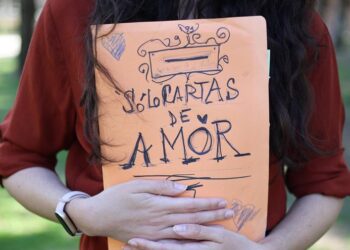 El buzón que Ángel abrió en el Atlántico para recibir sólo cartas de amor: ‘Es una locura, nos llegan del todo el mundo’