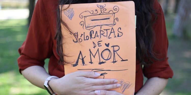 El buzón que Ángel abrió en el Atlántico para recibir sólo cartas de amor: ‘Es una locura, nos llegan del todo el mundo’