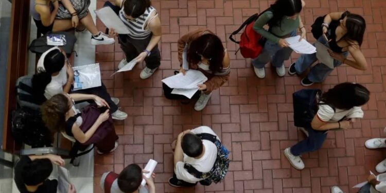 Uno de cada ocho jóvenes interrumpió sus estudios oficiales en Madrid, con la tercera tasa más baja de España