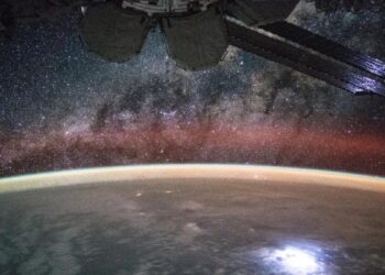 Enormes burbujas invisibles de plasma acechan en la atmósfera terrestre