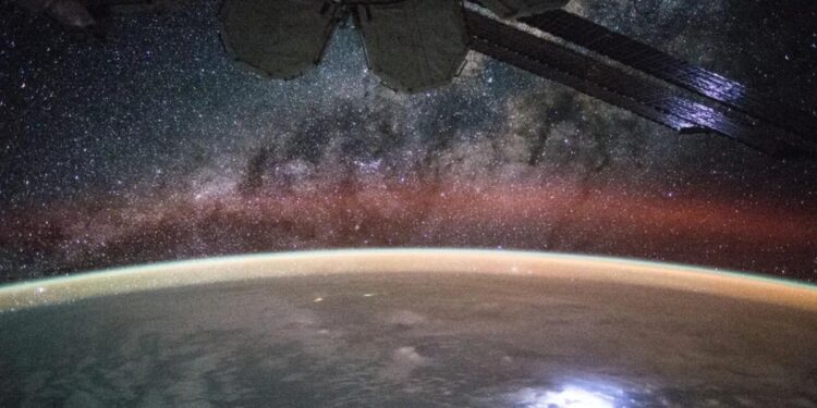 Enormes burbujas invisibles de plasma acechan en la atmósfera terrestre