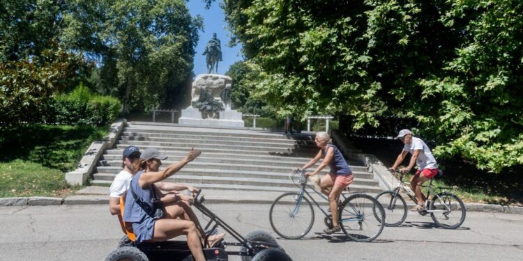 El buen clima del fin de semana se mantiene este lunes en Madrid: el calor no regresa todavía