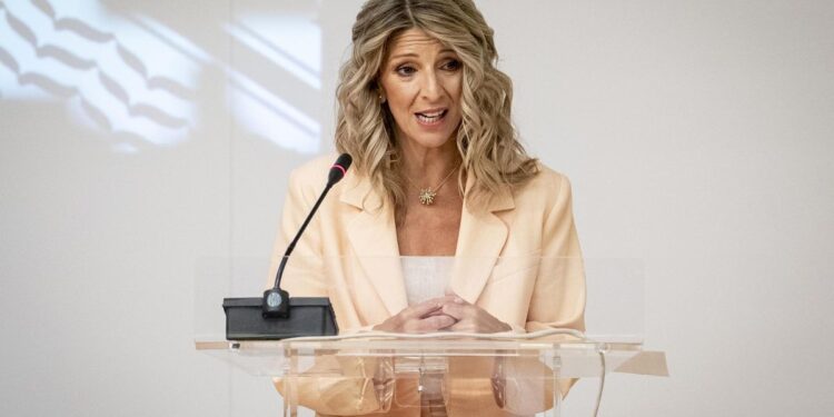 Yolanda Díaz anuncia que “los padres y madres españoles tendrán tres semanas más de permiso retribuido” por nacimiento de hijos