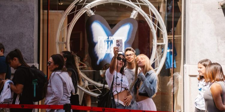 El escuadrón de Aitana se atrinchera en el Metropolitano 48 horas antes del concierto de este miércoles: ‘Haremos turnos para guardar el sitio’