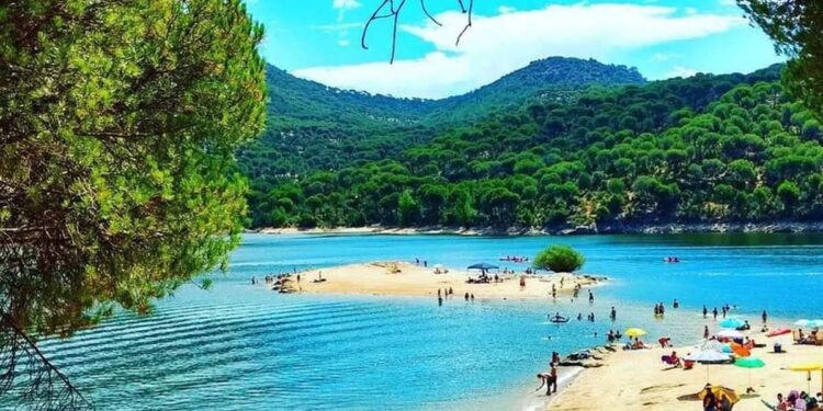 El mejor plan de playa está a una hora de Madrid, según la revista Viajar
