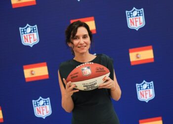 Ayuso vuelve de EEUU con acuerdos en digitalización, una valiosa foto con los rectores y otro frente abierto con Sánchez