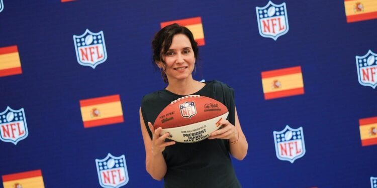 Ayuso vuelve de EEUU con acuerdos en digitalización, una valiosa foto con los rectores y otro frente abierto con Sánchez