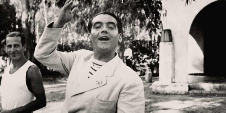 El profesor que lo sabe todo de Lorca: ‘Comenzó a dirigir la Barraca con 33 años, pero hoy sería un simple becario’