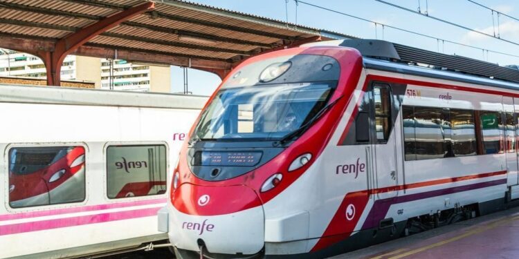 Retrasos en la línea C-5 de Cercanías Madrid por una incidencia en la catenaria: estas son las estaciones afectadas